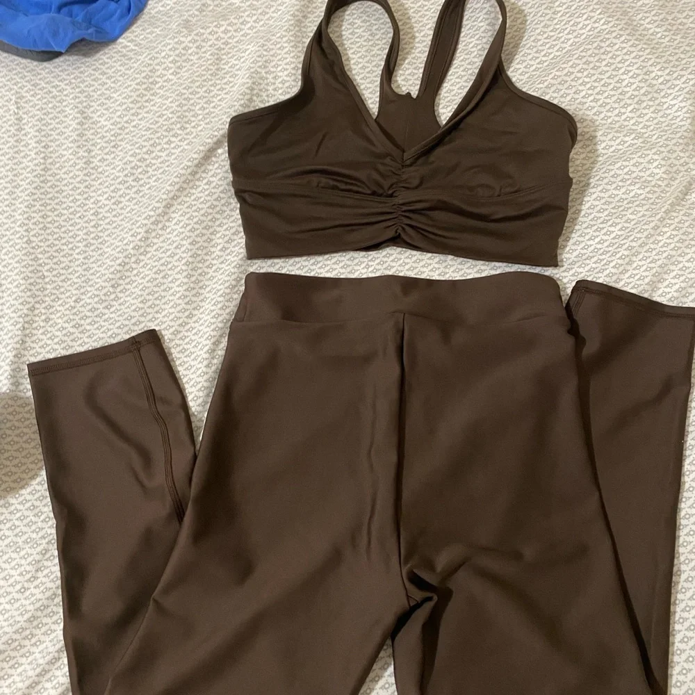 Alo Set wild thing bra, and airlift capri leggings - Picture 2 of 4